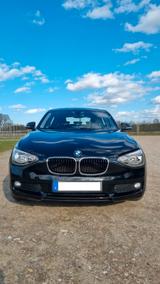 BMW 114i - PDC, SHZ, Licht-/Regensensor, Topzustand - schwarze BMW 114