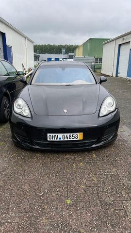 Porsche Panamera 4 -