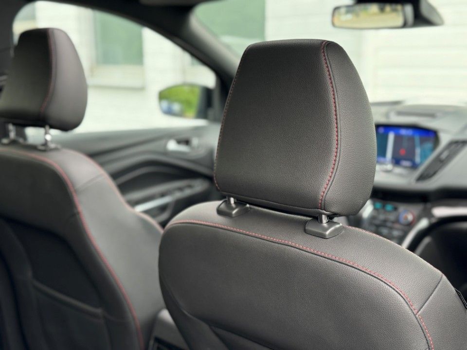 Fahrzeugabbildung Ford Kuga 2.0 ST-Line Pano Navi Teilleder 4x4