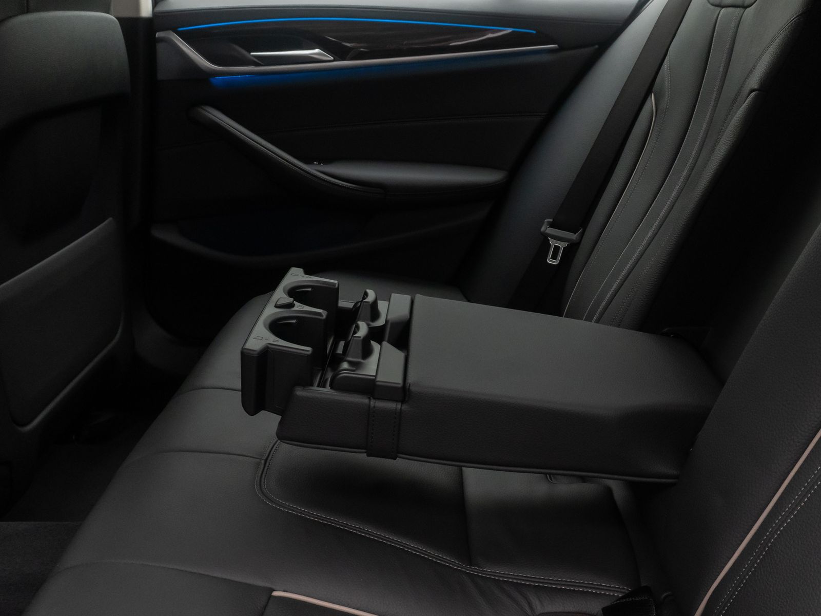 Fahrzeugabbildung BMW 530e Luxury Line ACC Laser 360° HUD DAB Sport