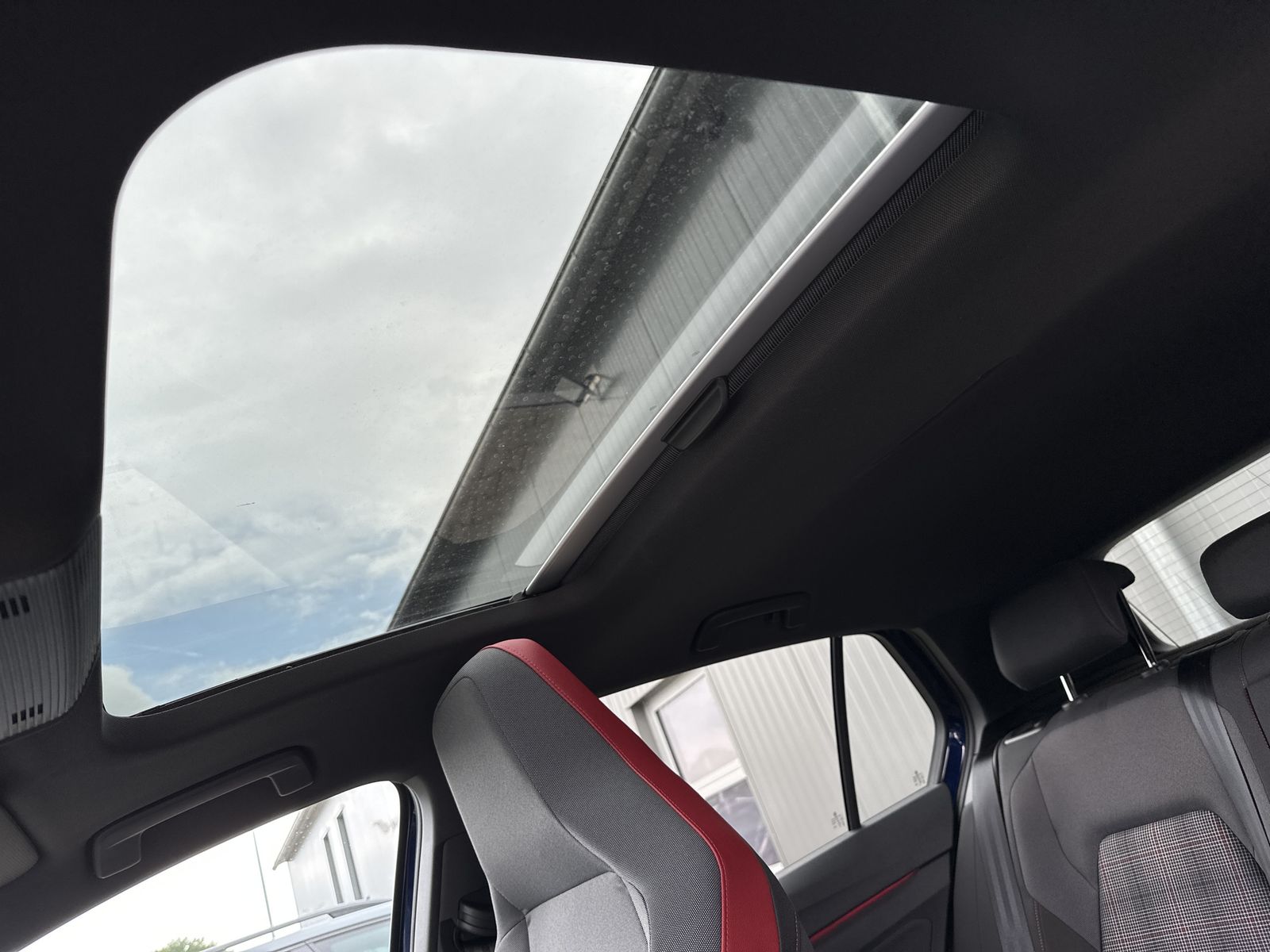 Fahrzeugabbildung Volkswagen Golf 2.0 TSI GTI DSG NAV+LED+ACC+PANO+AHK+KAMERA