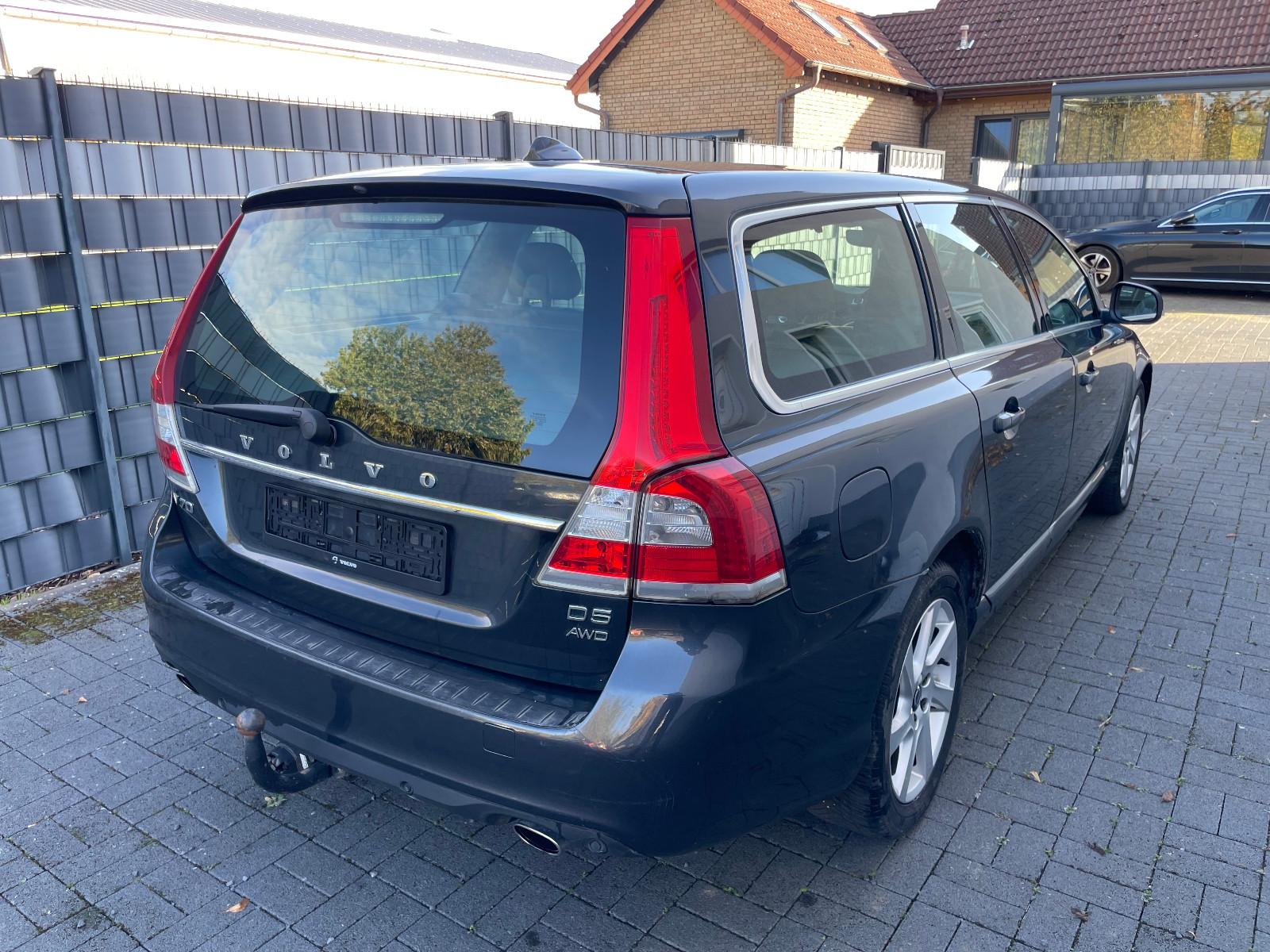 Volvo V70 2015 — rear view