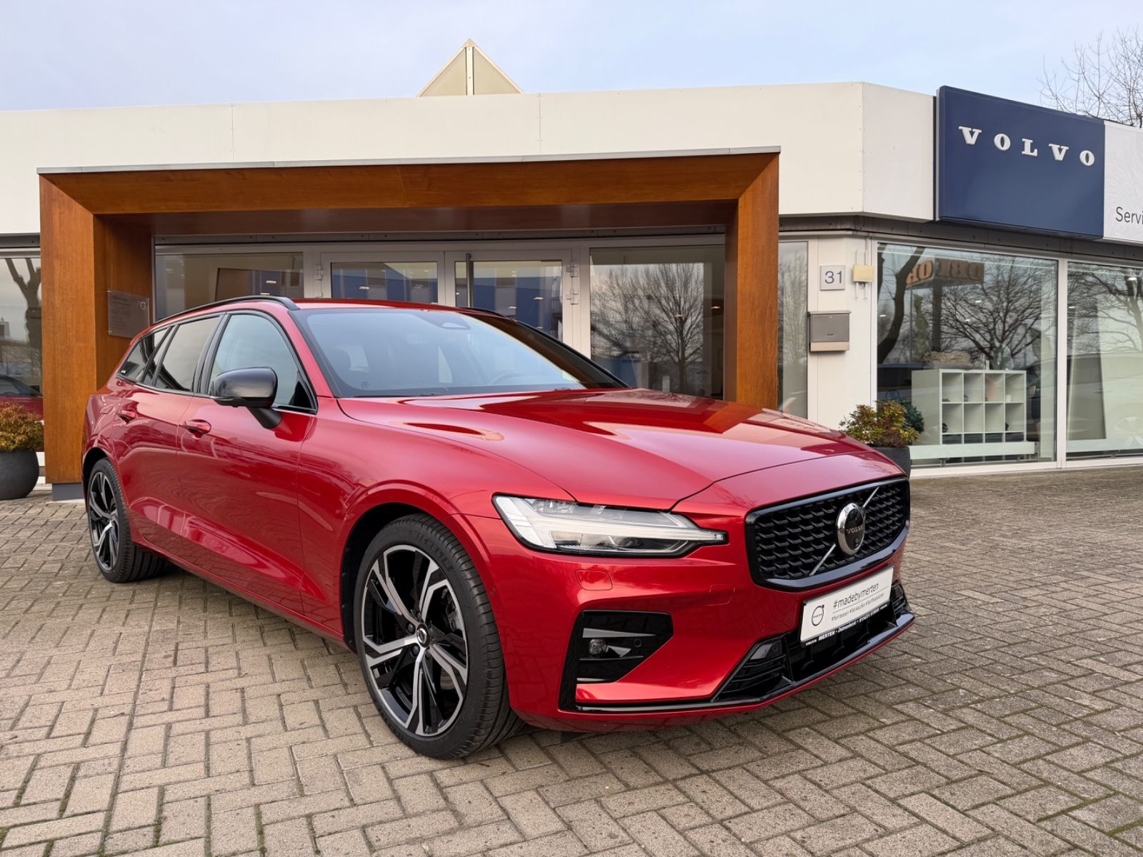 Volvo V60 B4 FWD Plus Dark #volvo #madebymerten foto 2