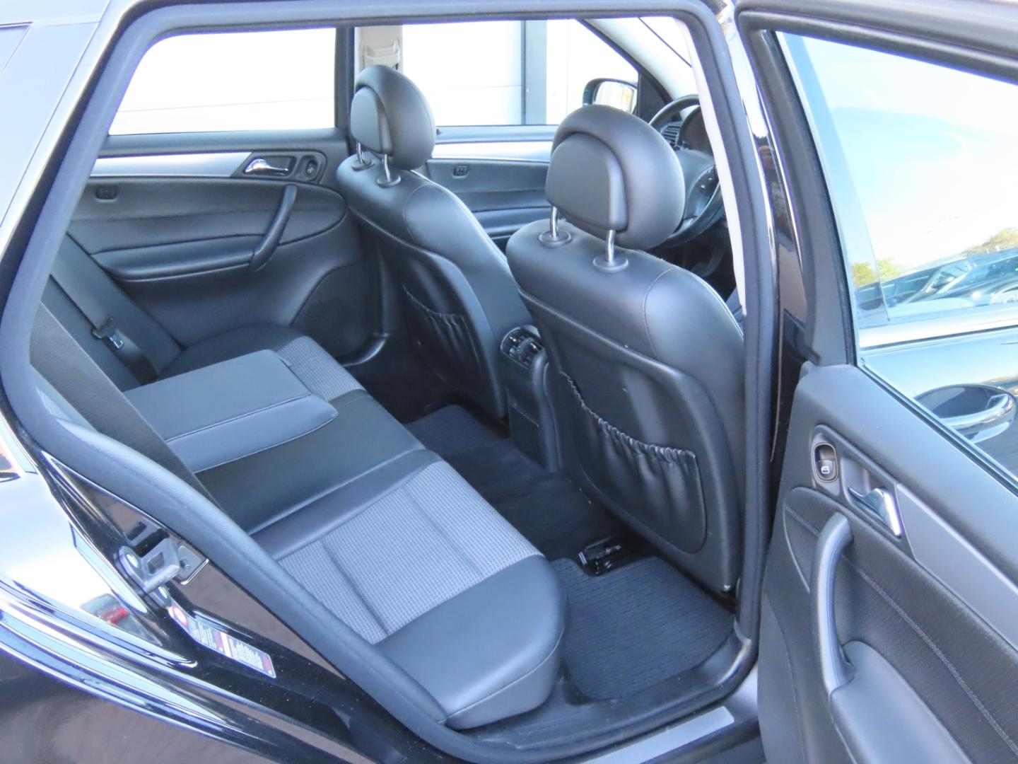 Mercedes-Benz C180 2004 — photo 21