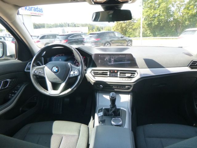 Fahrzeugabbildung BMW 320d Touring >HeadUp/AHK/LED/PANO/PDC/SHZ<