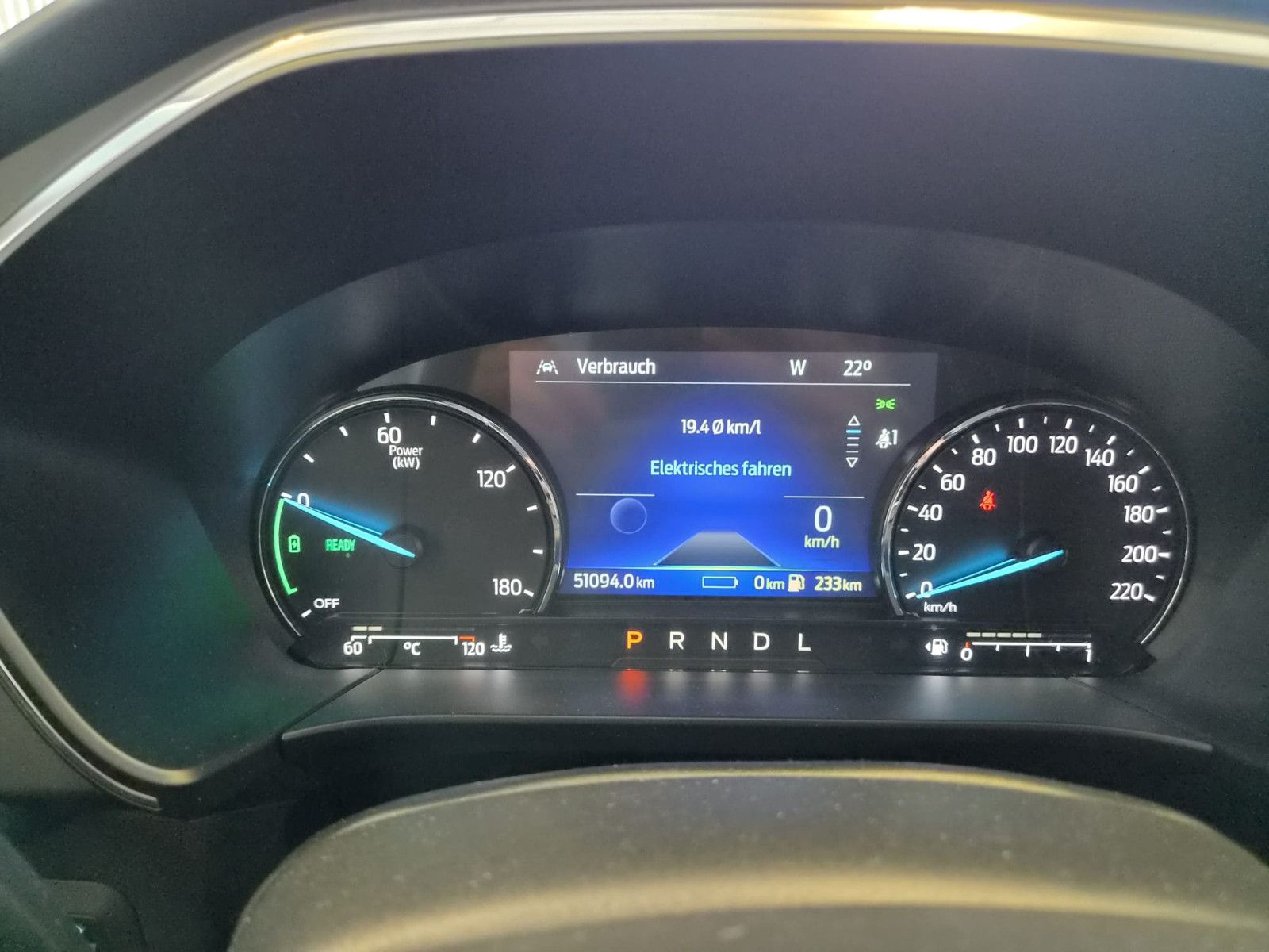 Fahrzeugabbildung Ford Kuga Plug-In Hybrid Titanium / SCHECKHEFT