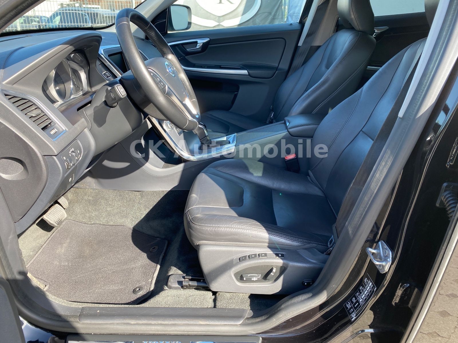Fahrzeugabbildung Volvo XC60 D3 Summum 2WD/Navi/Leder/Bi-Xenon/PDC/AHK