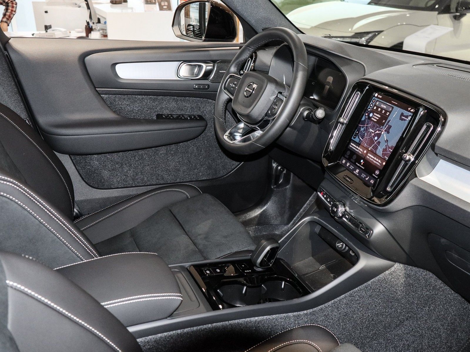 Volvo XC40 B4 Plus Black Edition 2WD imagem 3