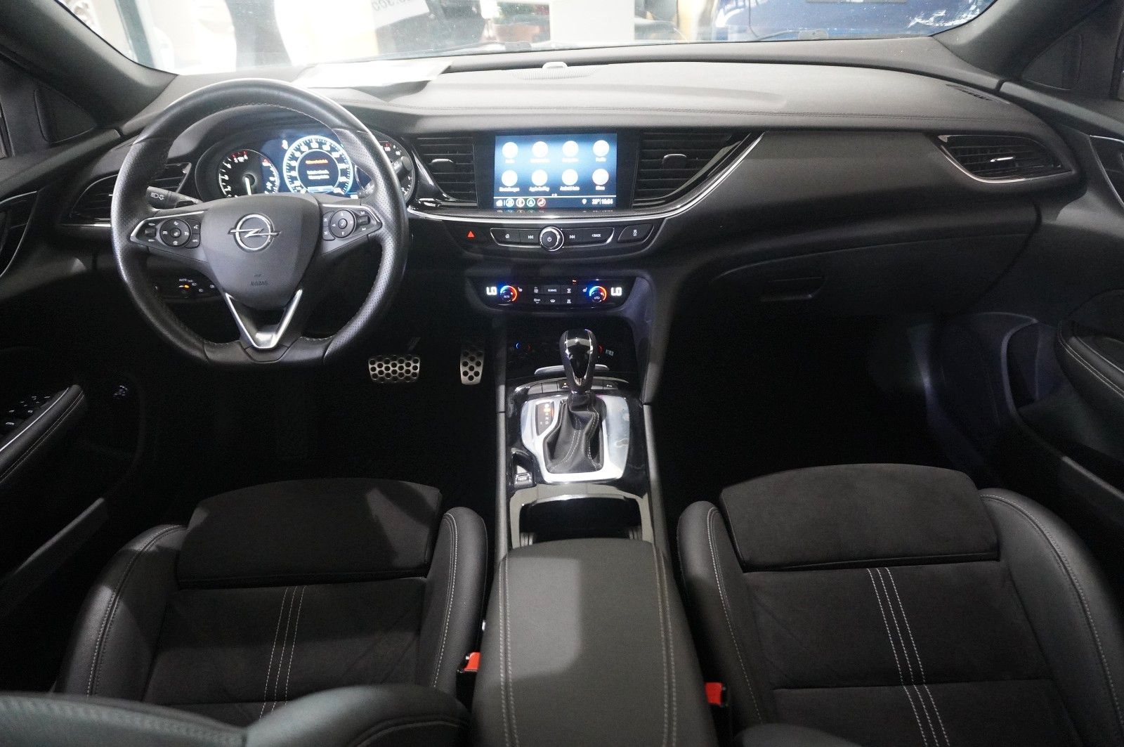 Fahrzeugabbildung Opel Insignia B ST 2.0D ULTIMATE NAVI/LED/OPC/VIRTU.