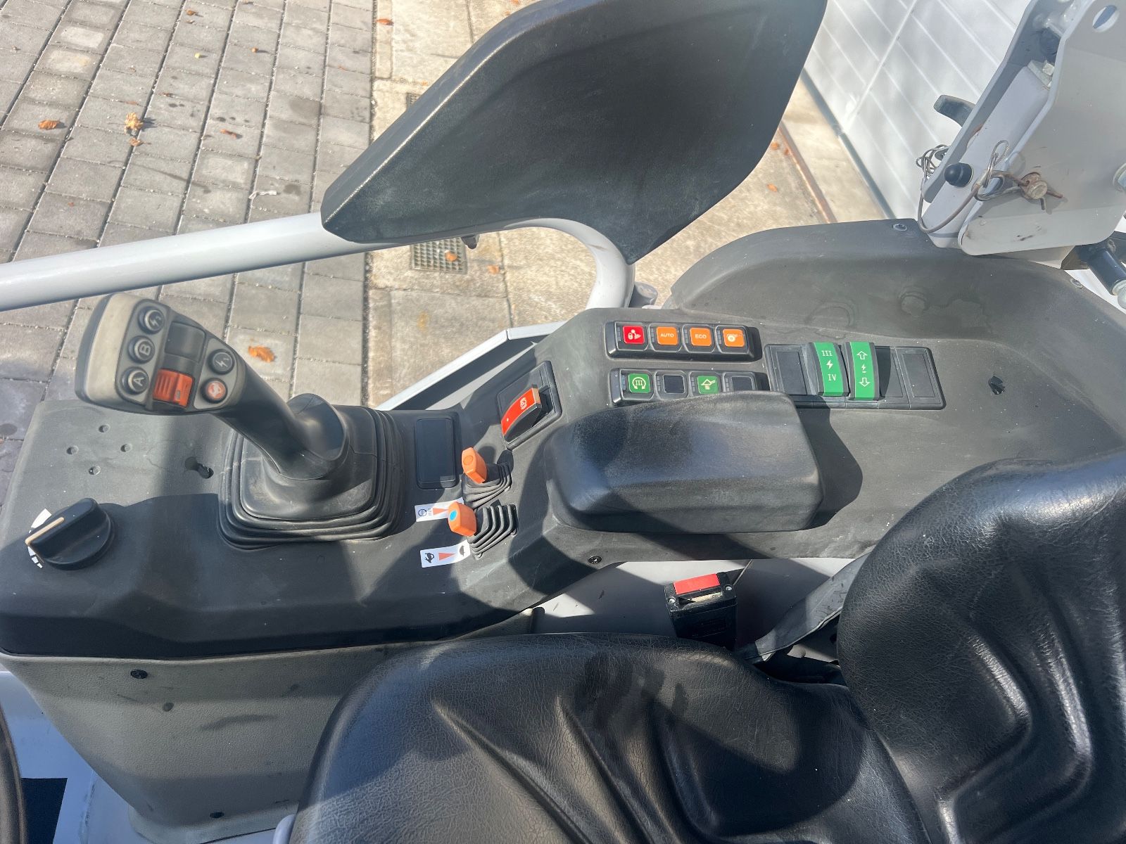 Fahrzeugabbildung Wacker WL 28 Klappdach , kurzes Hubgestell, Breitreifen