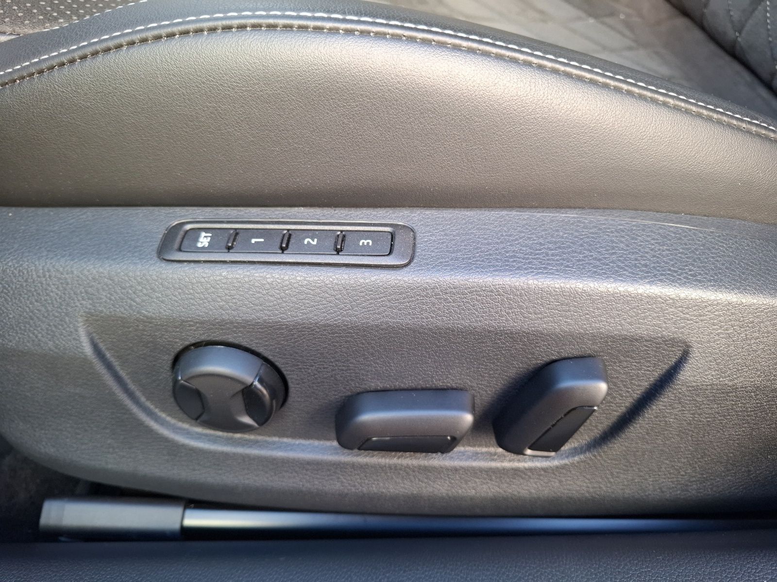 Fahrzeugabbildung SKODA Superb Combi TDI Sportline DSG Matrix Navi AID A