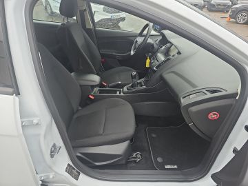 Bild 13 Ford Focus Turnier Business Navi Ambientebeleuchtung