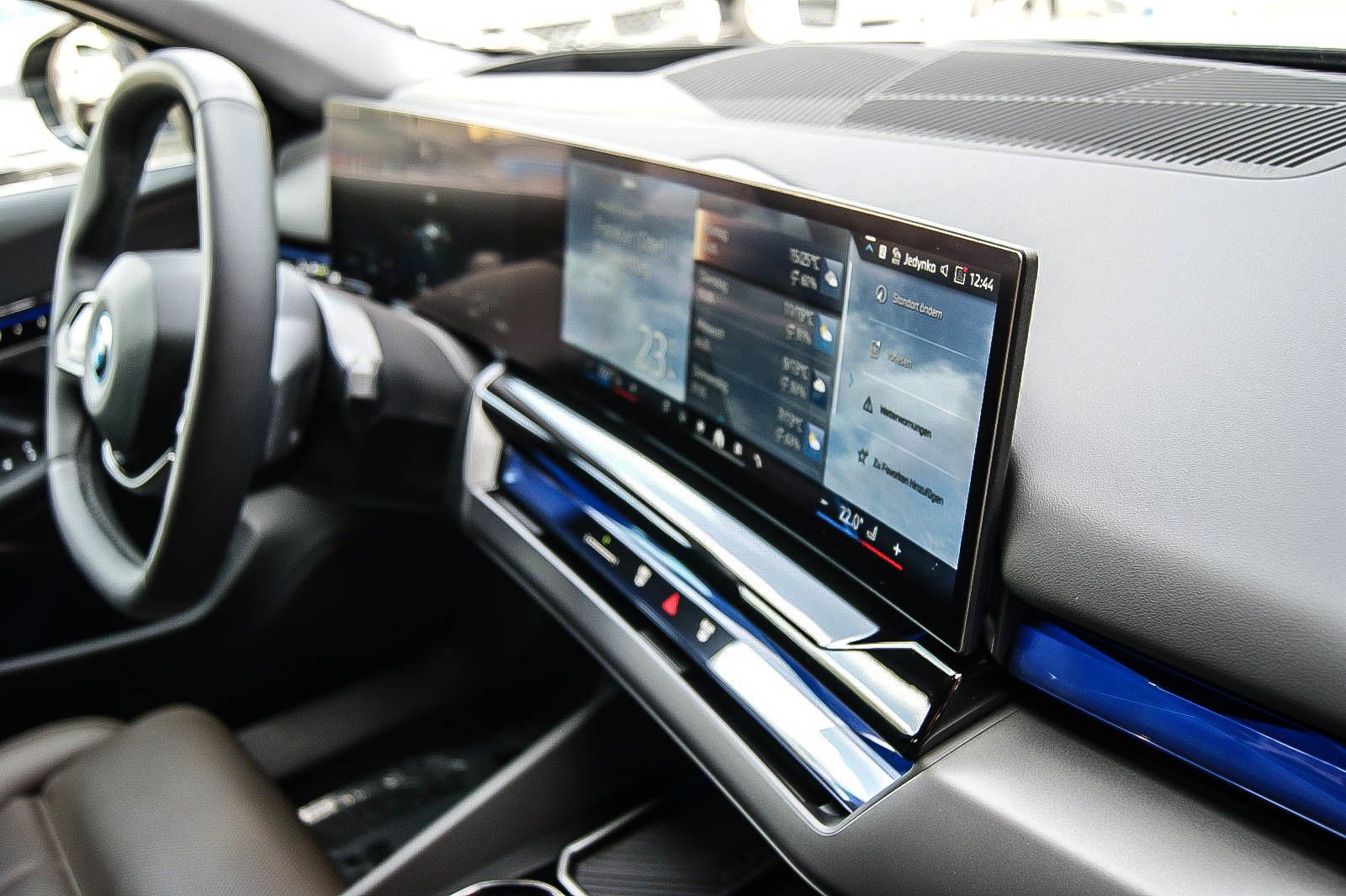 Fahrzeugabbildung BMW i5 Lim 40 eDrive HEAD-UP LEDER ESPRESSO KEYLESS