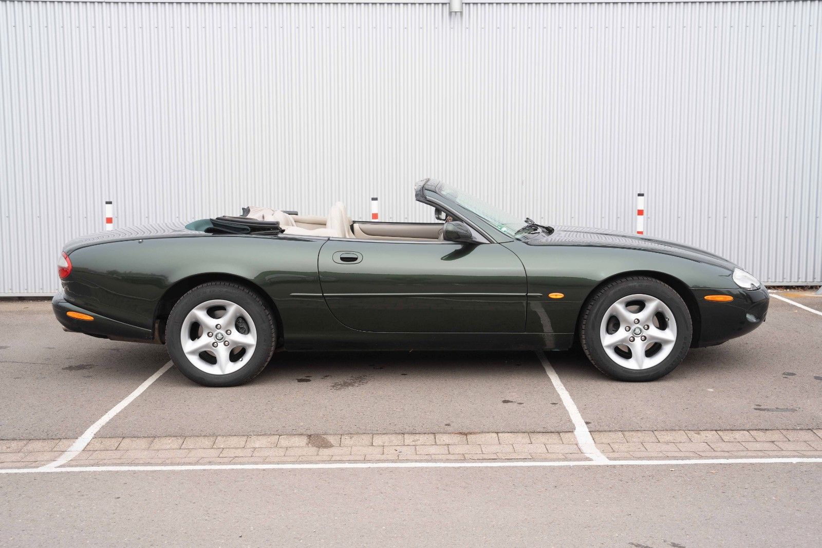 Fahrzeugabbildung Jaguar XK8 CABRIOLET XENON TEMPOMAT LEDER PDC SHZ 18"
