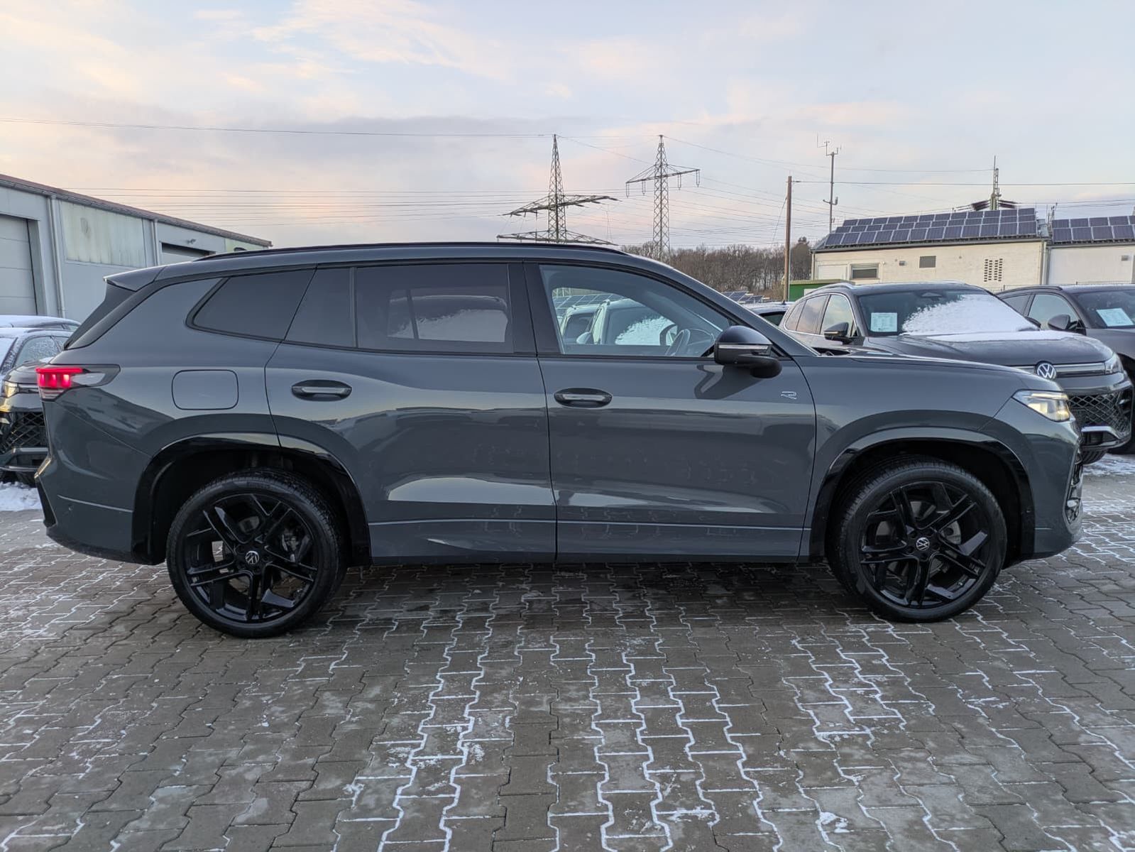 Fahrzeugabbildung Volkswagen Tayron 2.0 TDI 4M R-Line BLACK*7S*IQ-L.*PANO*HUD