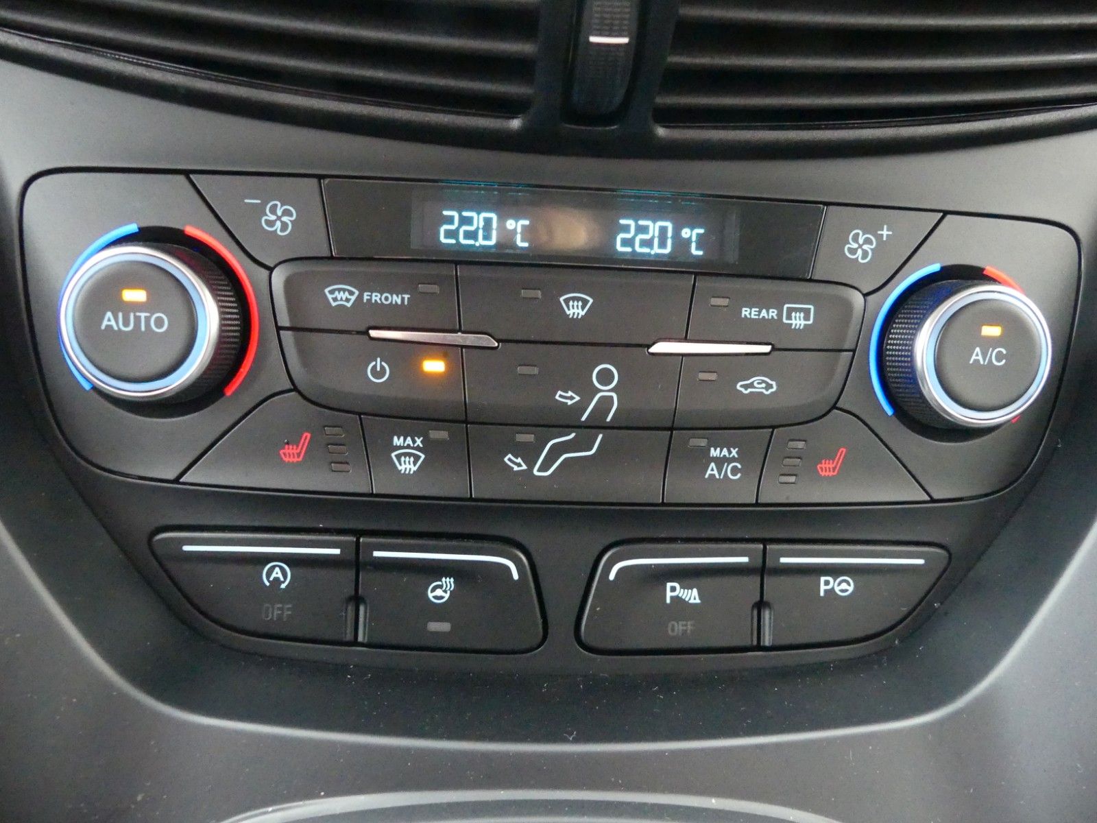 Fahrzeugabbildung Ford Kuga Titanium*Kamera*8-fach bereift