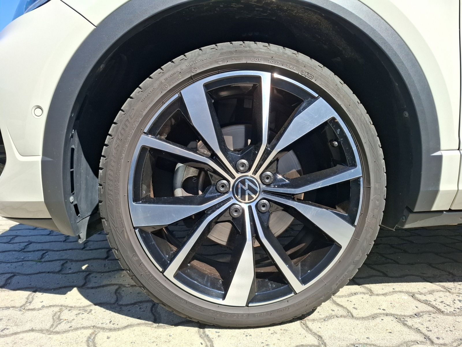 Fahrzeugabbildung Volkswagen T-Roc TSI R-Line Matrix Navi AID Park-Assist SH