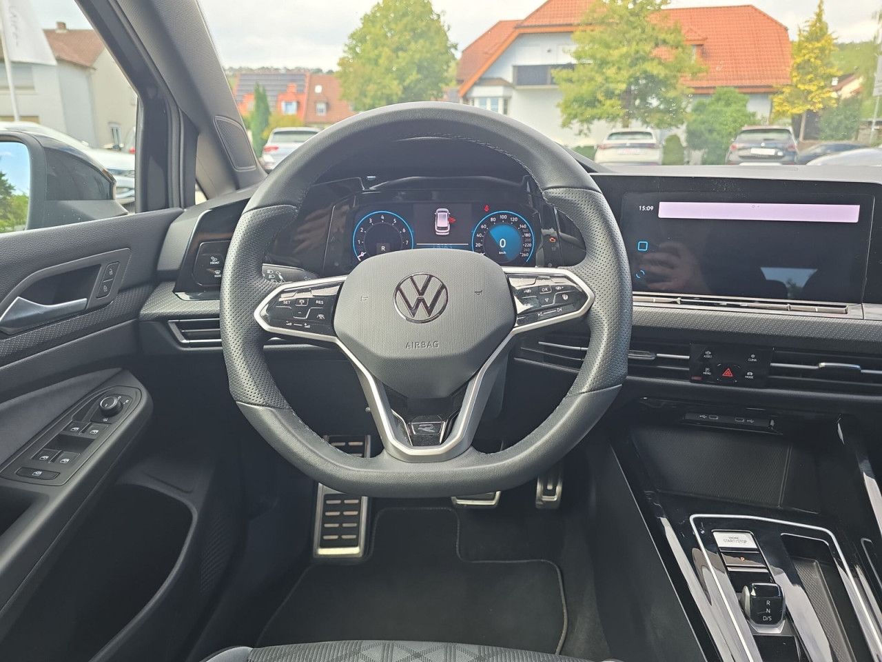 Fahrzeugabbildung Volkswagen Golf Variant R-Line 1.5 TSI IQ Pano AHK