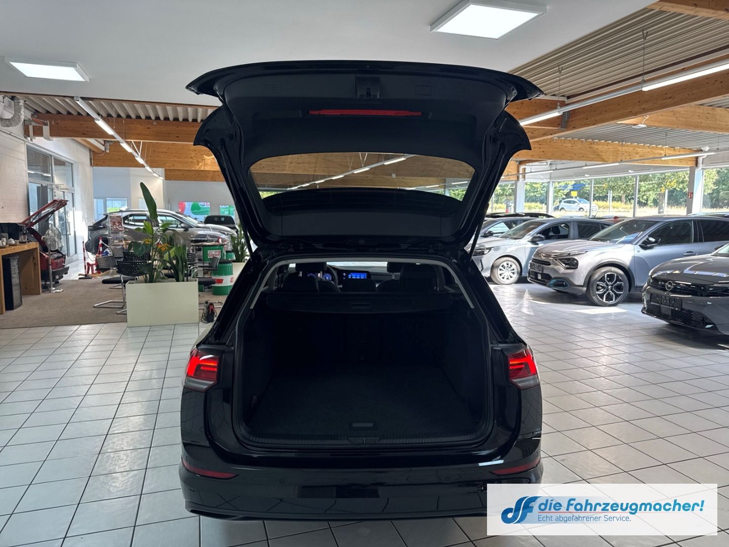 Fahrzeugabbildung Volkswagen Golf VIII Variant Life Navi Digitales Cockpit LE