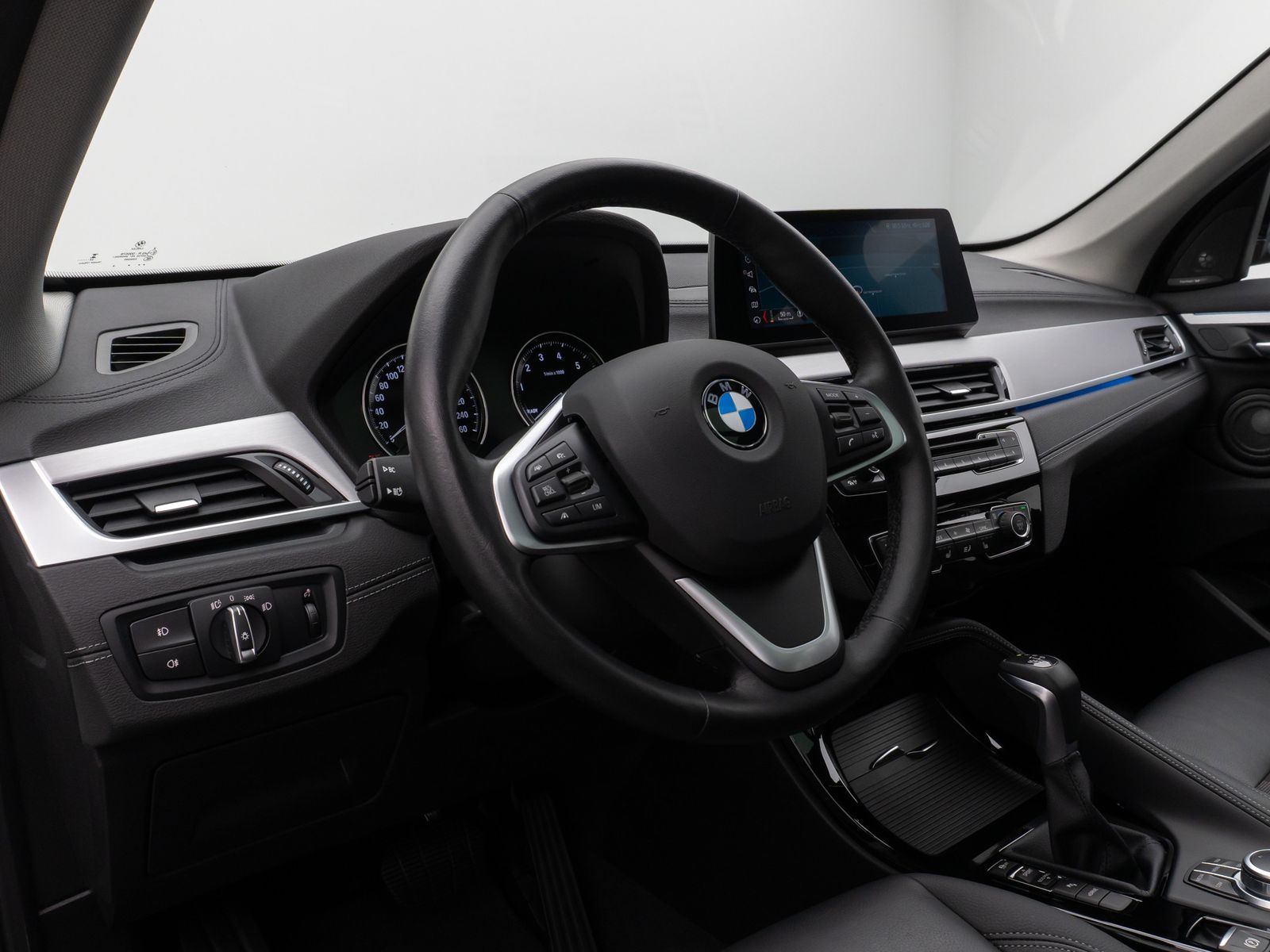 Fahrzeugabbildung BMW X1 xD25e xLine Panorama Kamera HUD DAB H/K AHK