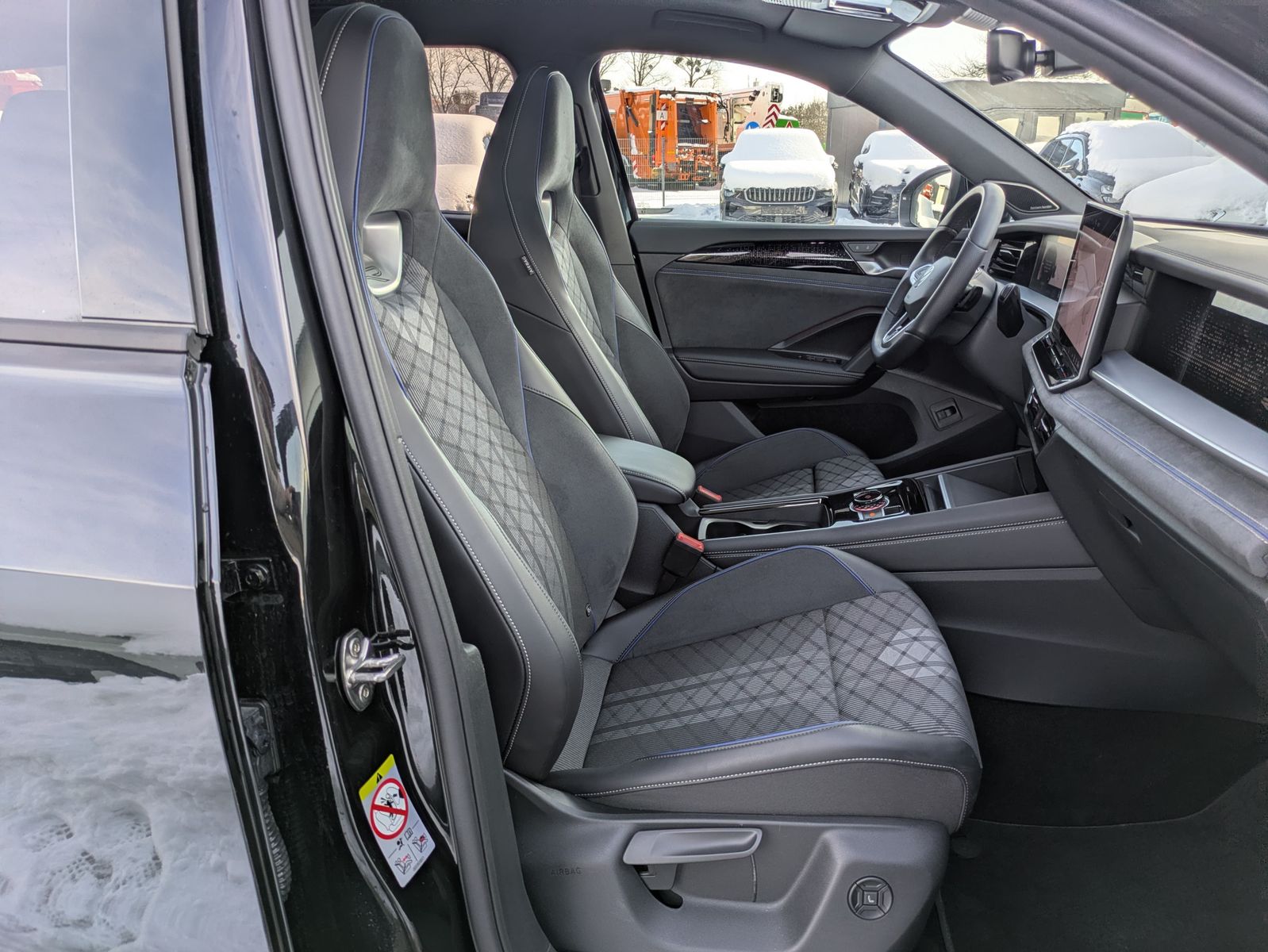 Fahrzeugabbildung Volkswagen Tayron 2.0 TDI 4M R-Line 7Si*MATRIX*AHK*PANO*HUD