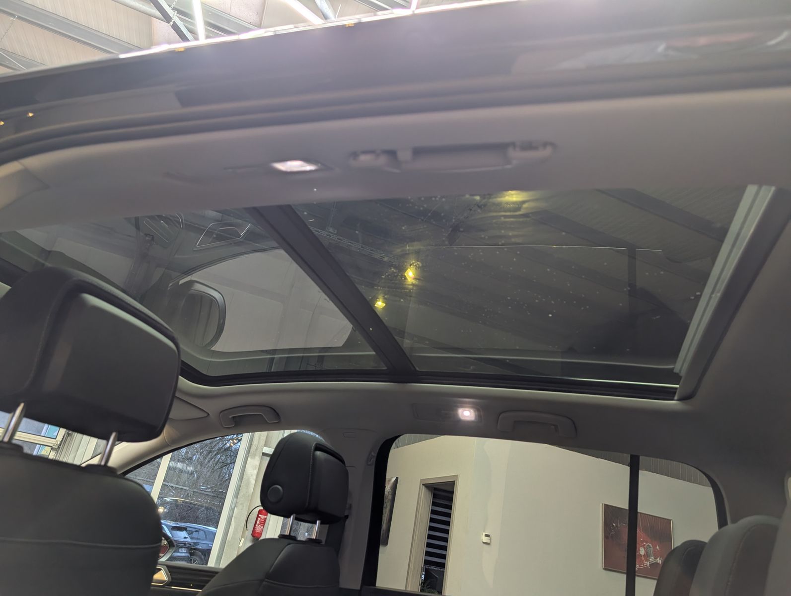 Fahrzeugabbildung Volkswagen Touran 2.0 DSG R-Line High. Pano 7-Si IQ.Dri AHK