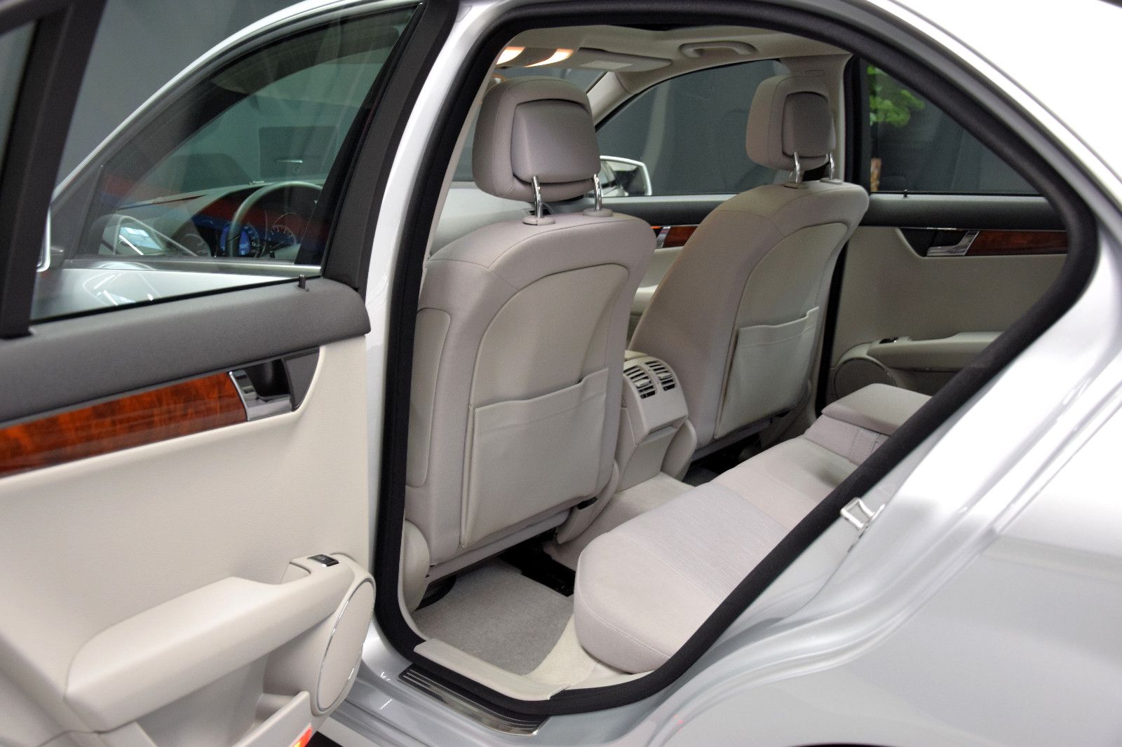 Fahrzeugabbildung Mercedes-Benz C 180 CGI Elegance Limousine Automatik 1. Hand