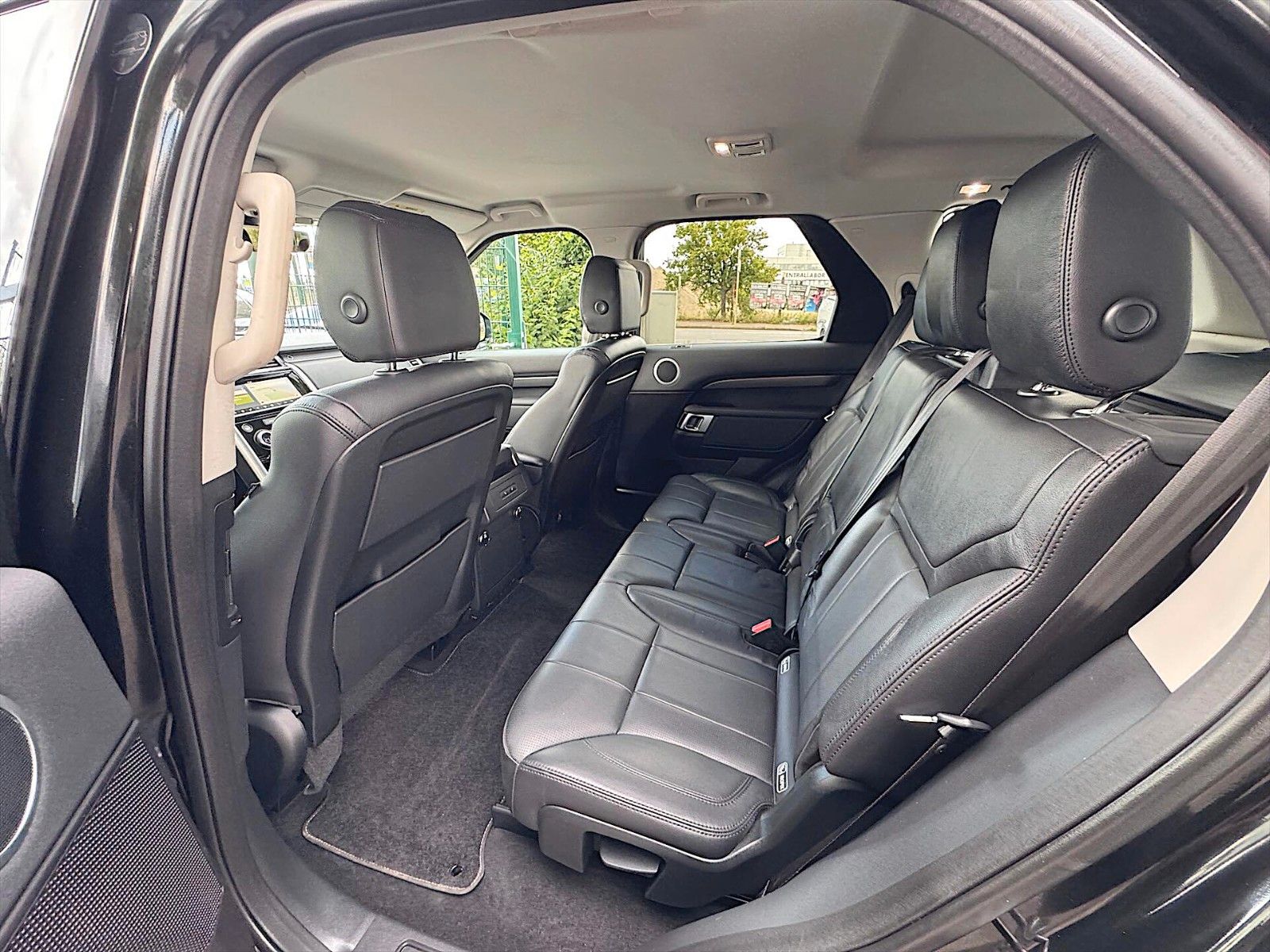 Fahrzeugabbildung Land Rover Discovery 5 2.0 TD SD4 HSE BLACK 4x4 *AHK*LED*