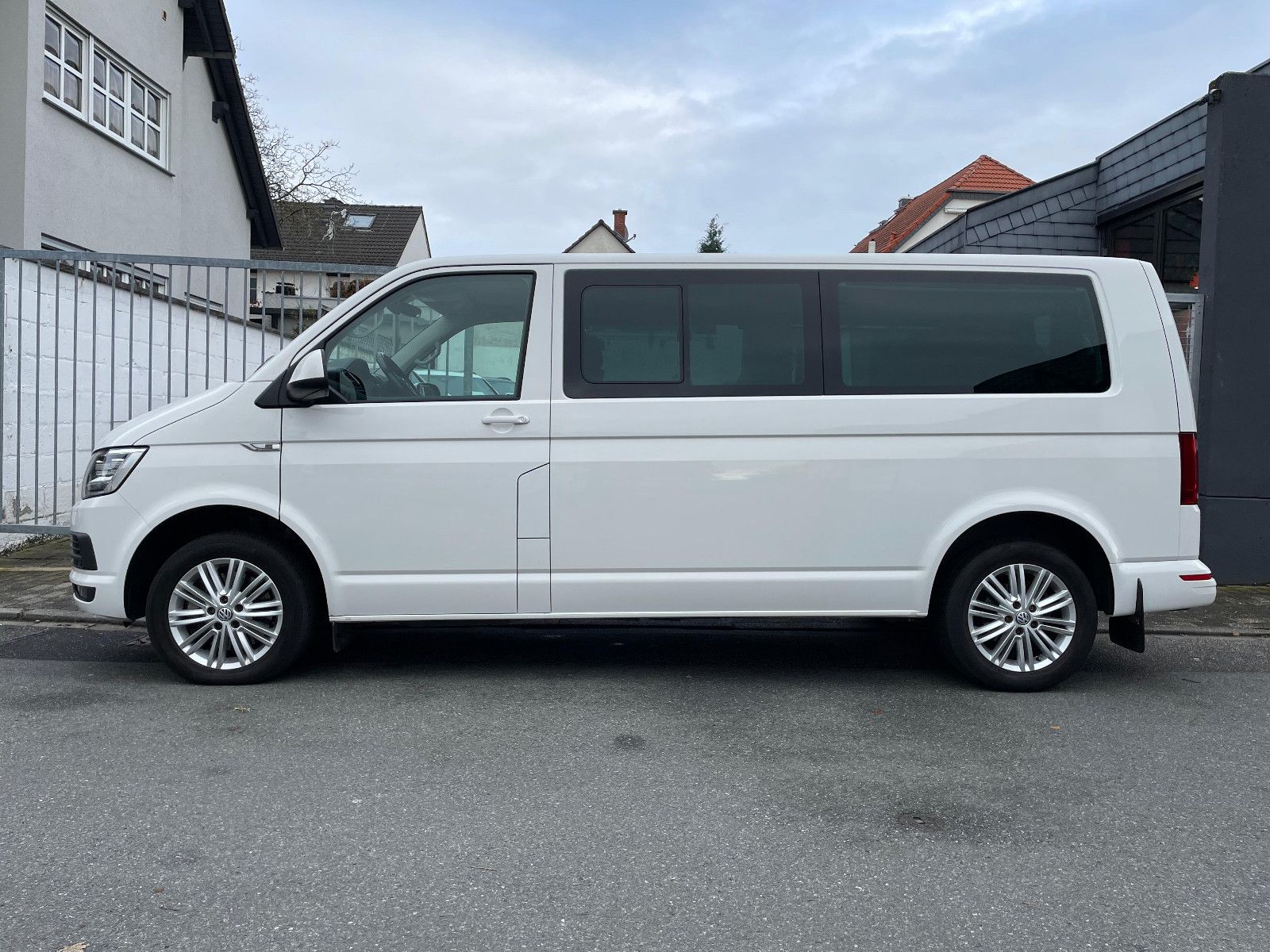 Fahrzeugabbildung Volkswagen T6 Caravelle Comfortline lang 9Sitze Automatik