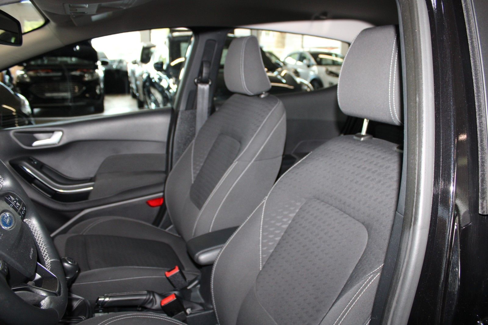 Fahrzeugabbildung Ford Fiesta Titanium LED KLIMA Allwetter PDC WinterP.