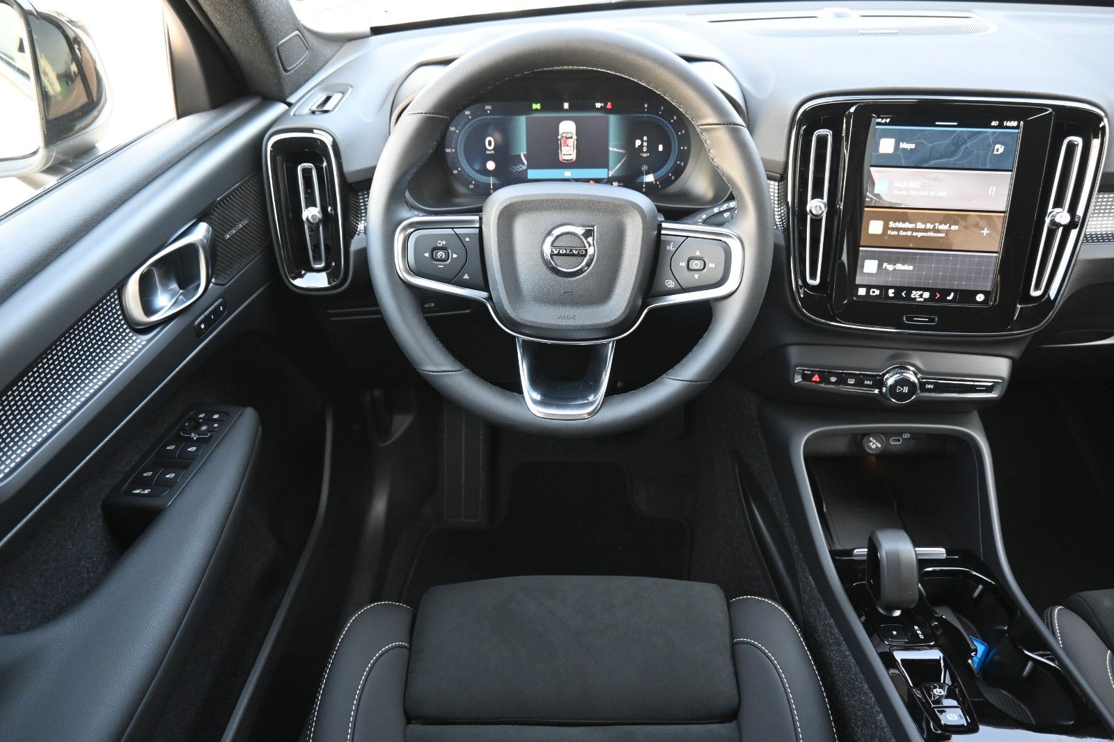 Fahrzeugabbildung Volvo XC40 B3 DKG Plus Dark*FSHZG*RFK*BLIS*ACC