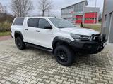 Toyota Hilux Invincible 2.8 umfangreiches Zubehör
