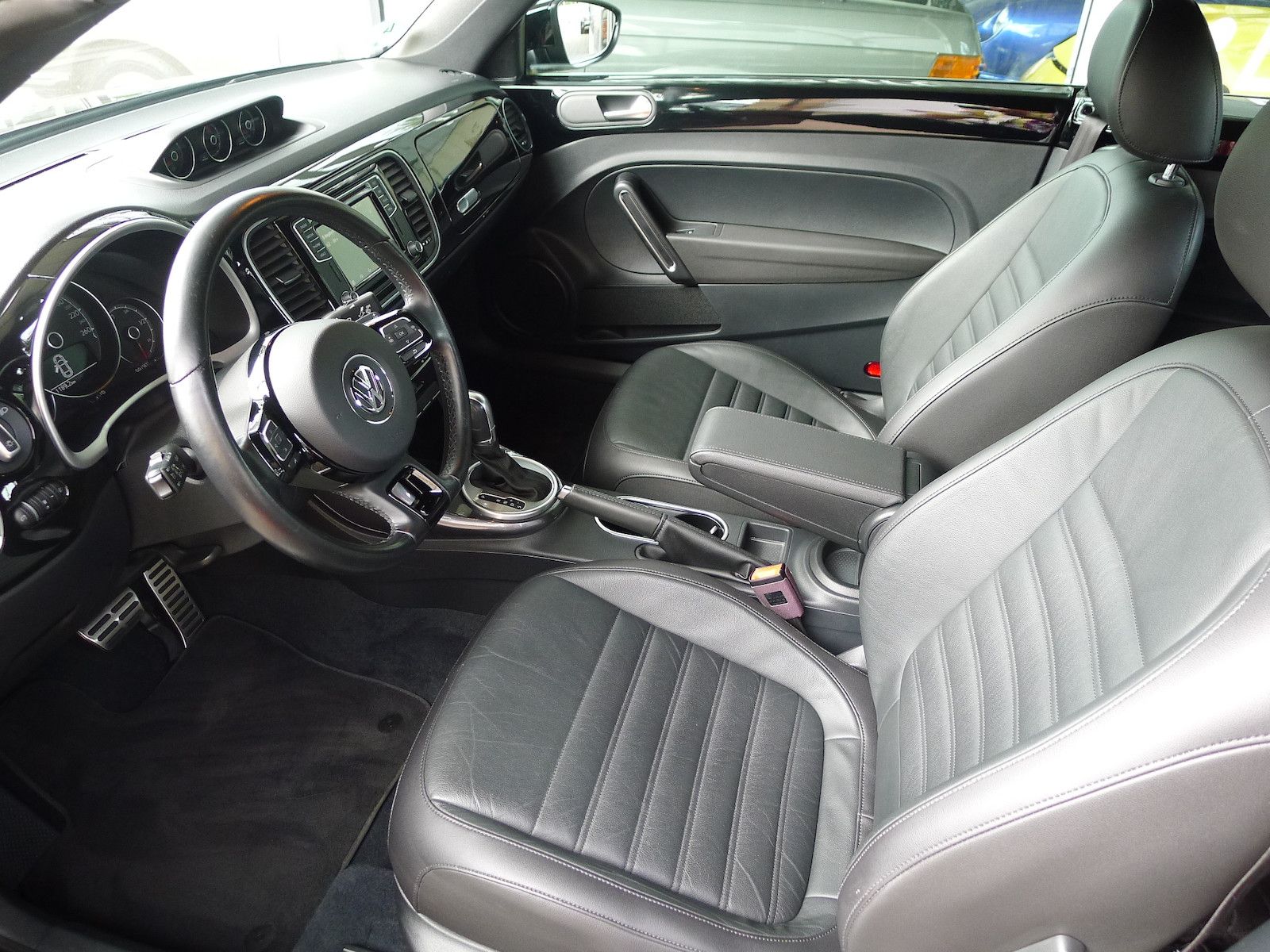 Volkswagen Beetle Cabrio DSG schwarz R-Line foto 6