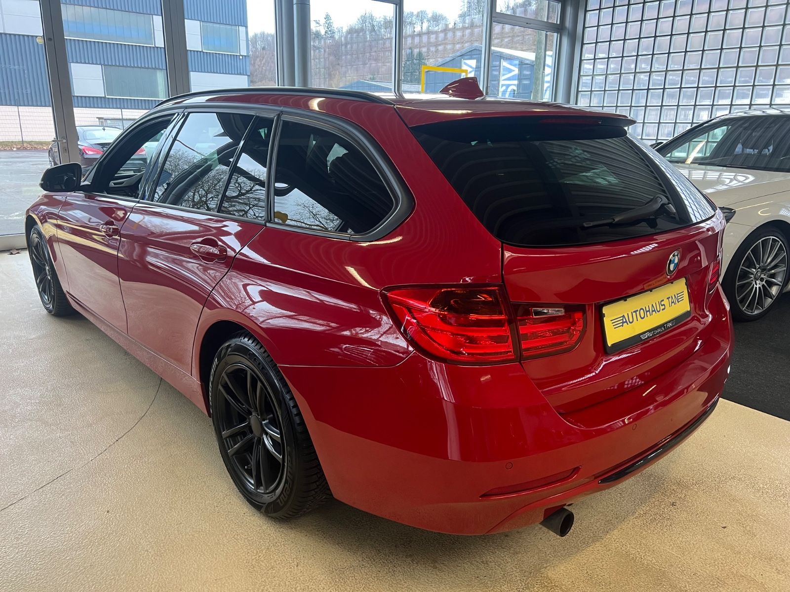 Fahrzeugabbildung BMW 316 i Touring F31 Sportline *NAVI *MELBOURNEROT