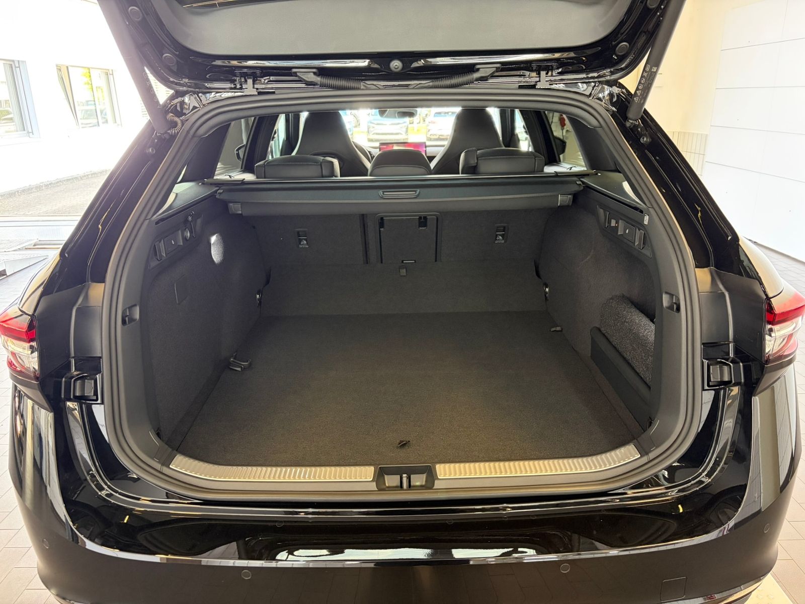 Fahrzeugabbildung SKODA Superb Combi  Sportline 1.5 TSI IV DSG *AHK,Navi