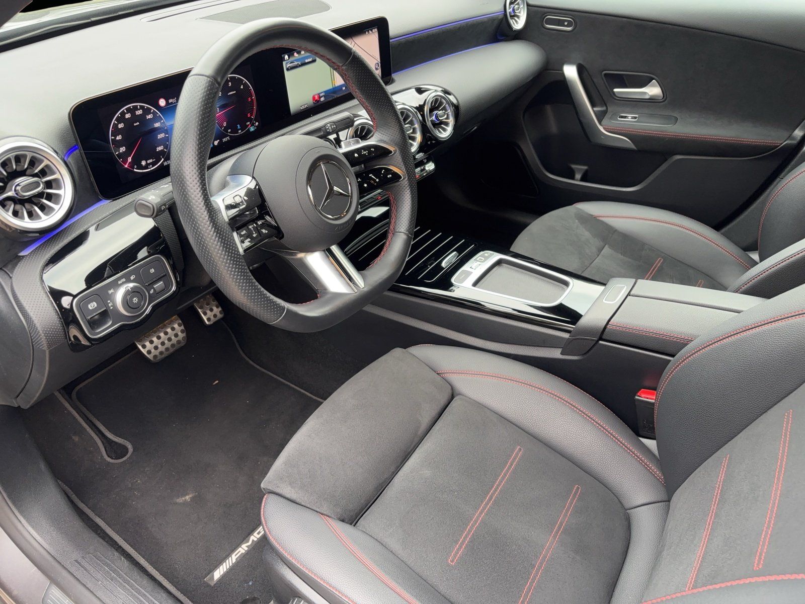 Fahrzeugabbildung Mercedes-Benz A 220 d Limousine AMG Distro MULTIBEAM KeyGO 19"