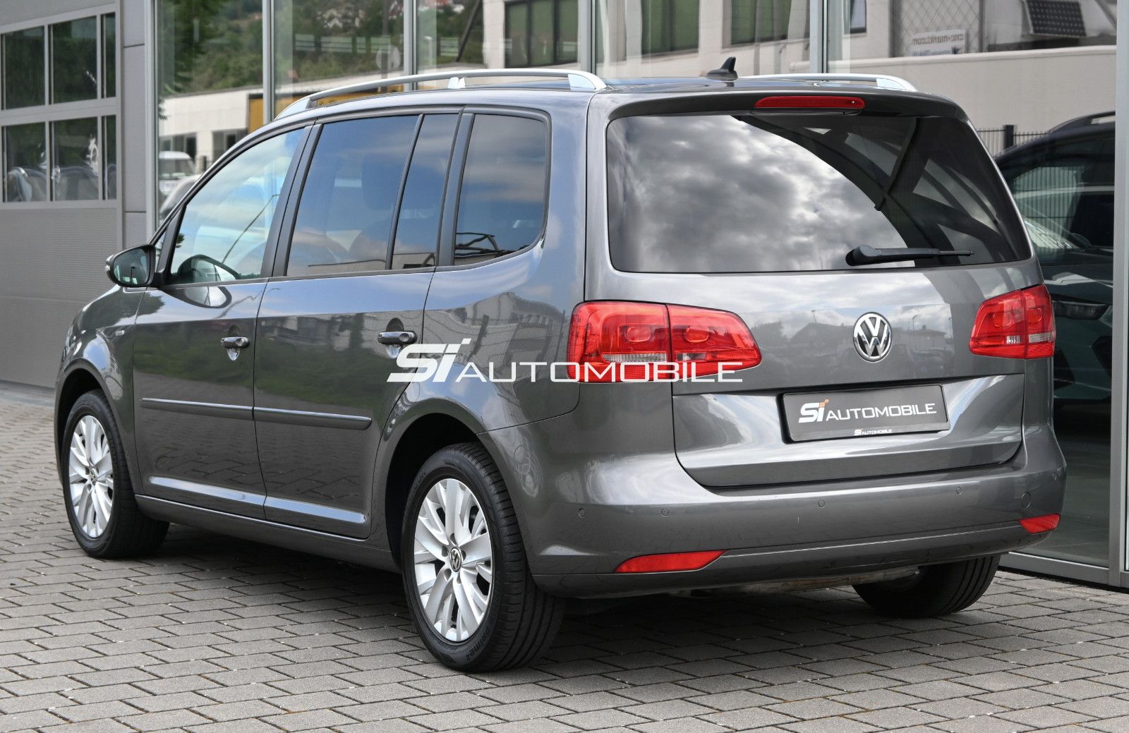 Fahrzeugabbildung Volkswagen Touran 1.2 TSI LIFE °AHK°STANDHEIZ°7-SITZE°