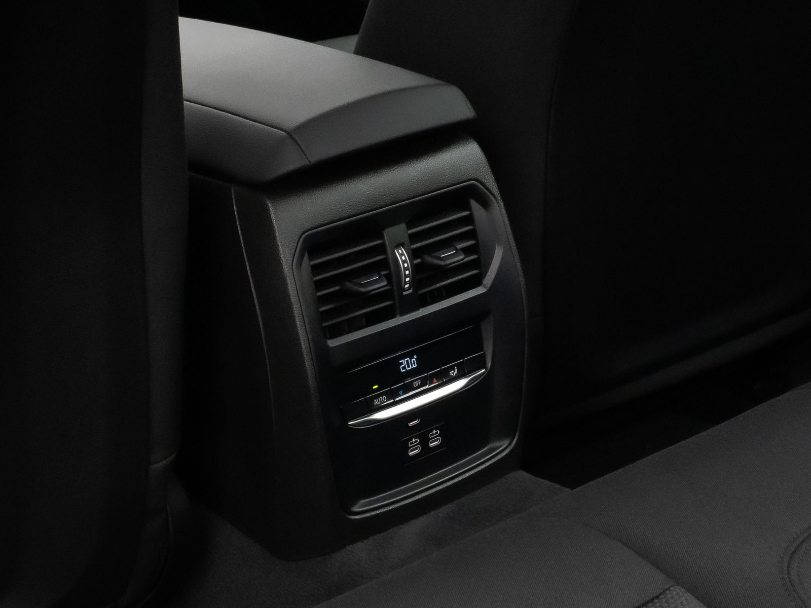 Fahrzeugabbildung BMW 318i HUD DAB CockPitPro PDC Geschwindigkeitsreg