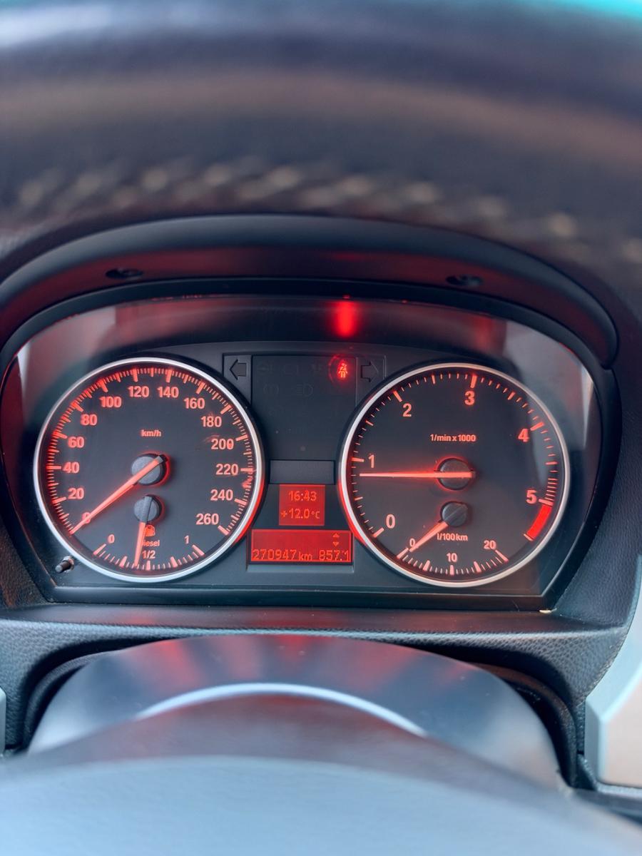 BMW 320 2010 — photo 7