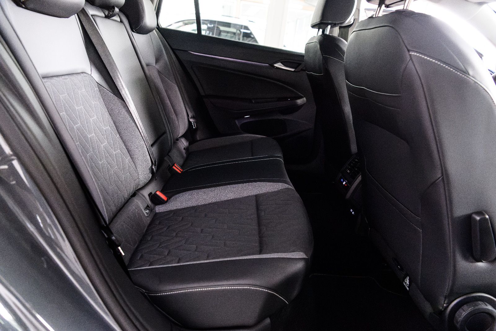 Fahrzeugabbildung Volkswagen Golf VIII Var. 1.5 TSI 110 kW+LED+AHK+GJR+TOTWIN