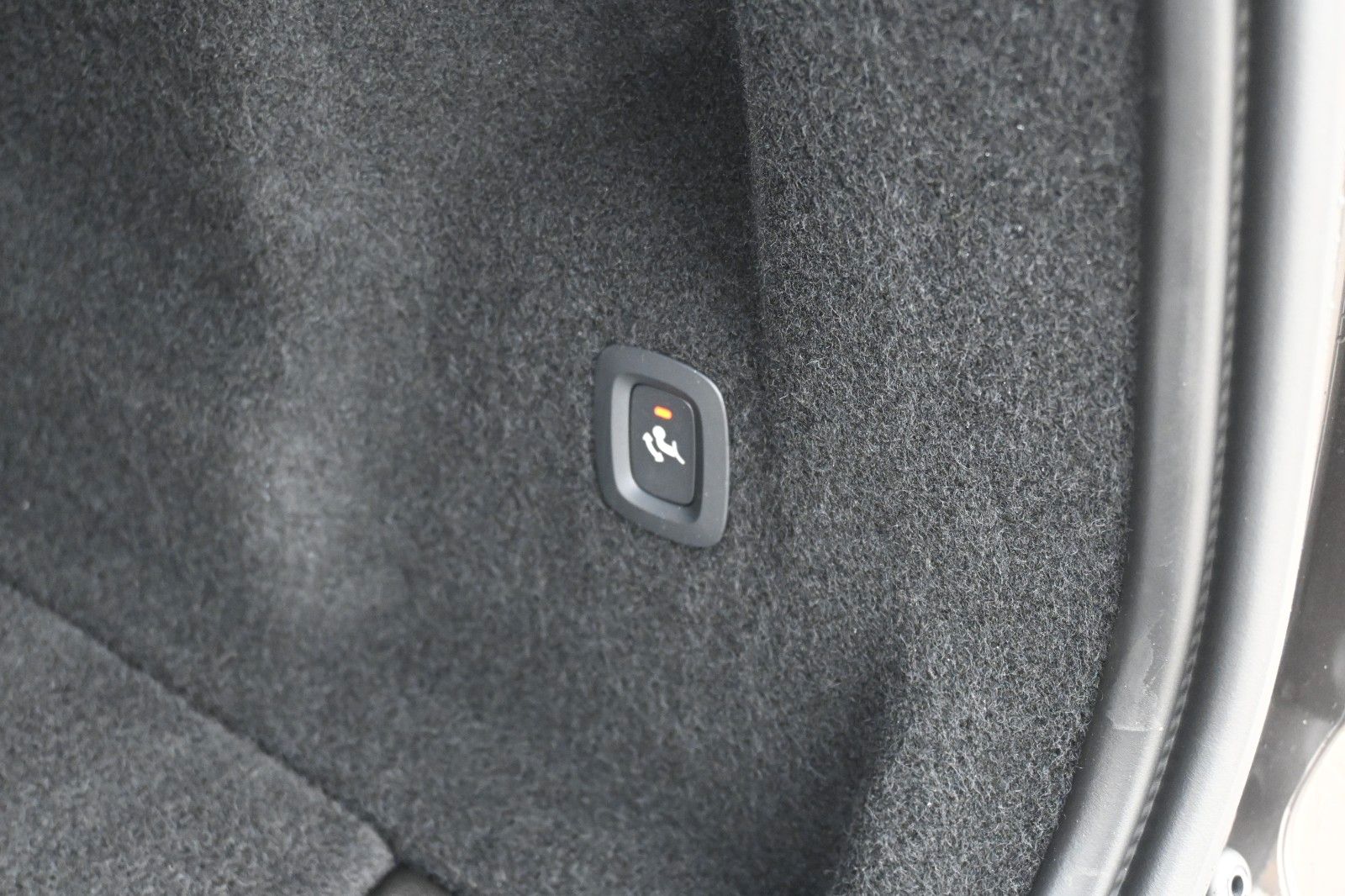 Fahrzeugabbildung Volvo XC60 B4B Plus Dark*LED*STHZ*H&K*PANO