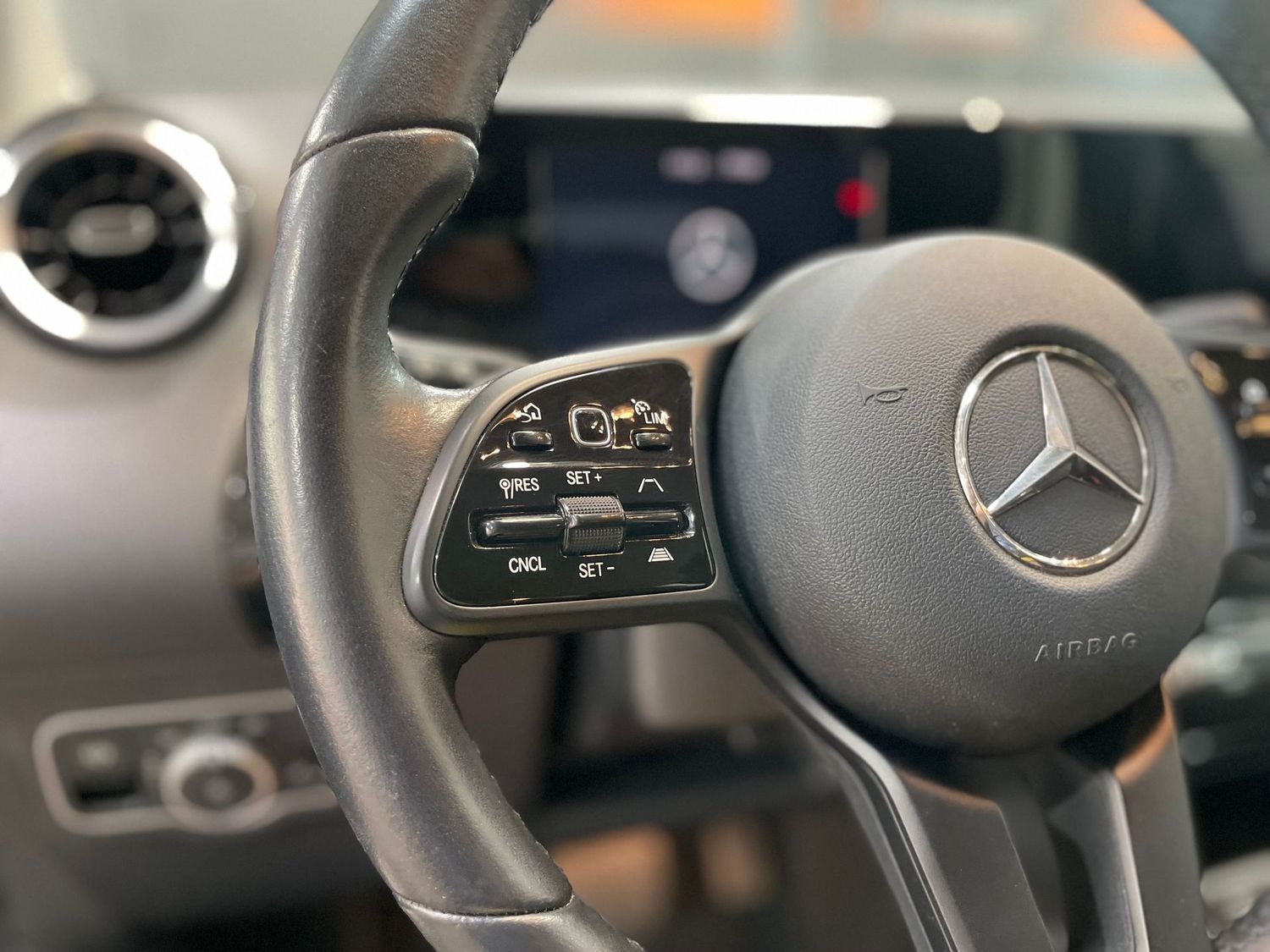 Fahrzeugabbildung Mercedes-Benz B 180 d#MBUX#Spur#Leder#CarPlay#ACC#V.erkennung#