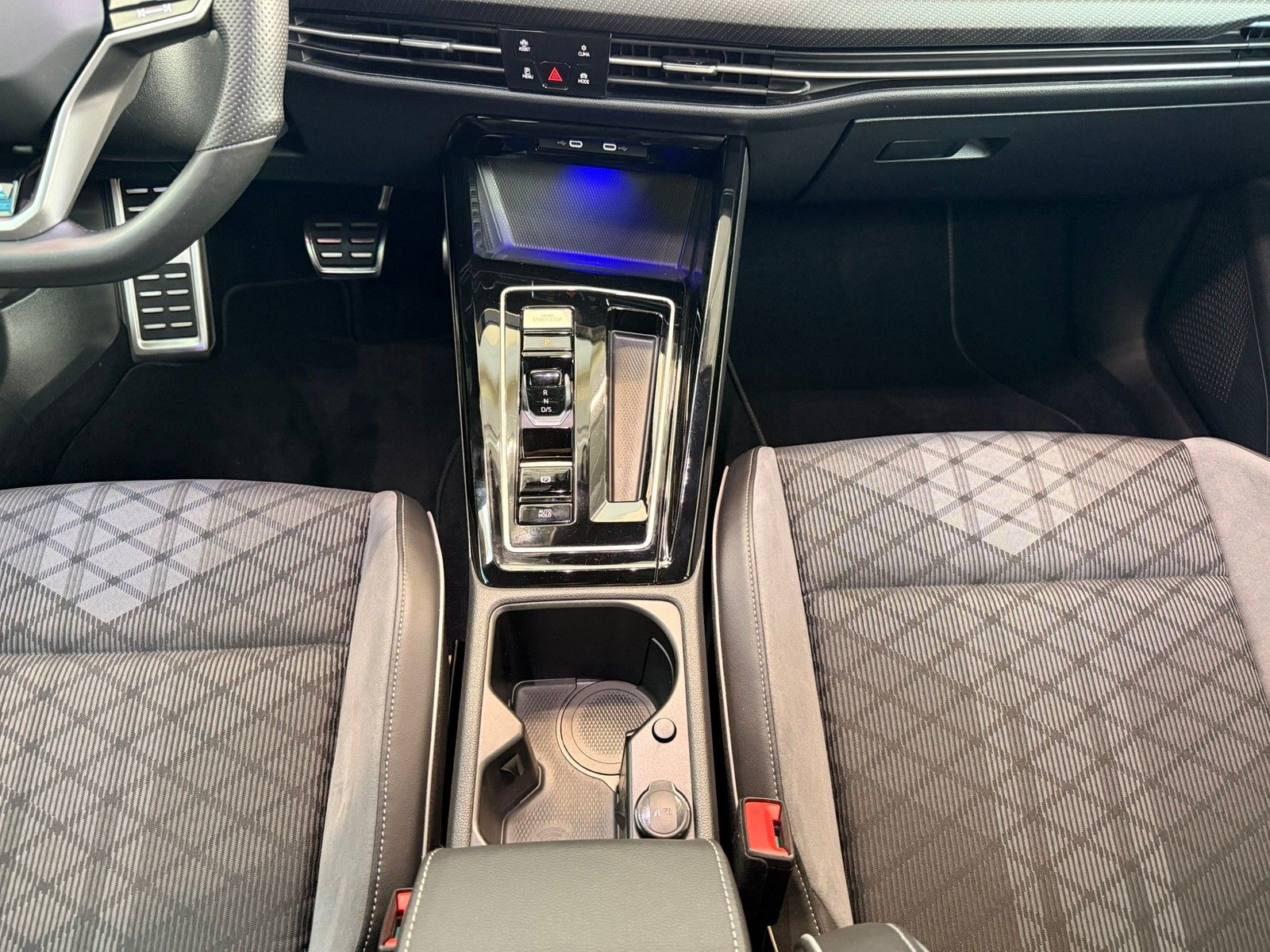 Fahrzeugabbildung Volkswagen Golf VIII Lim. R-Line 1,5 eTSI DSG +Navi+ACC+LED