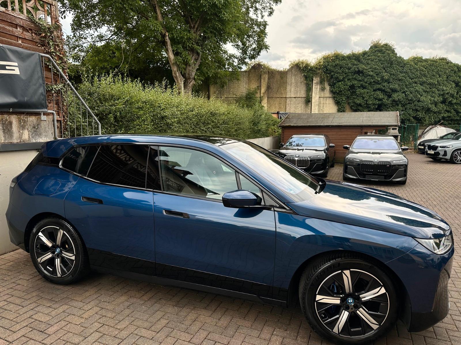 BMW iX xDrive40 M Sport PANO-SKY*AHK*DA-Prof*360°