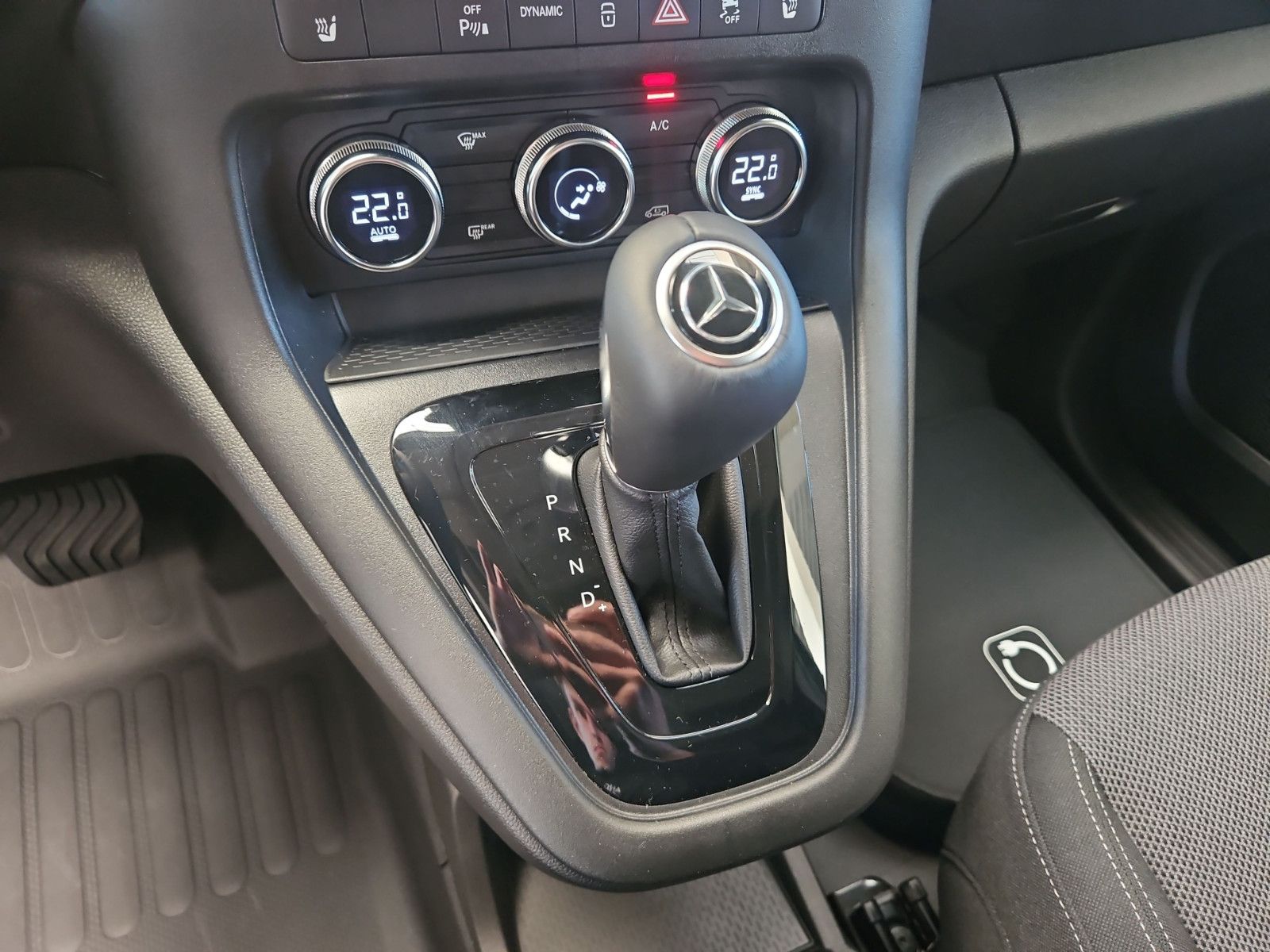 Fahrzeugabbildung Mercedes-Benz Kasten lang RFK Nav 9,5"MBUX AHK 22KW-AC SHZ