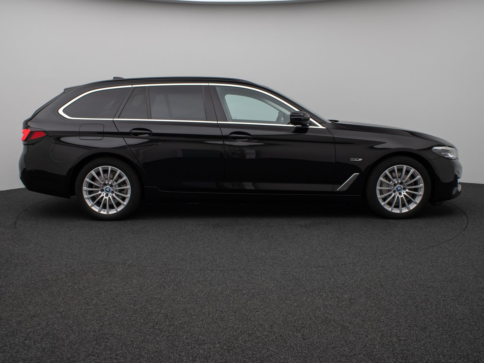 Fahrzeugabbildung BMW 530e Kamera DAB CockPitPro Sitzhzg Alarm LED