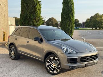 Porsche Cayenne - 4