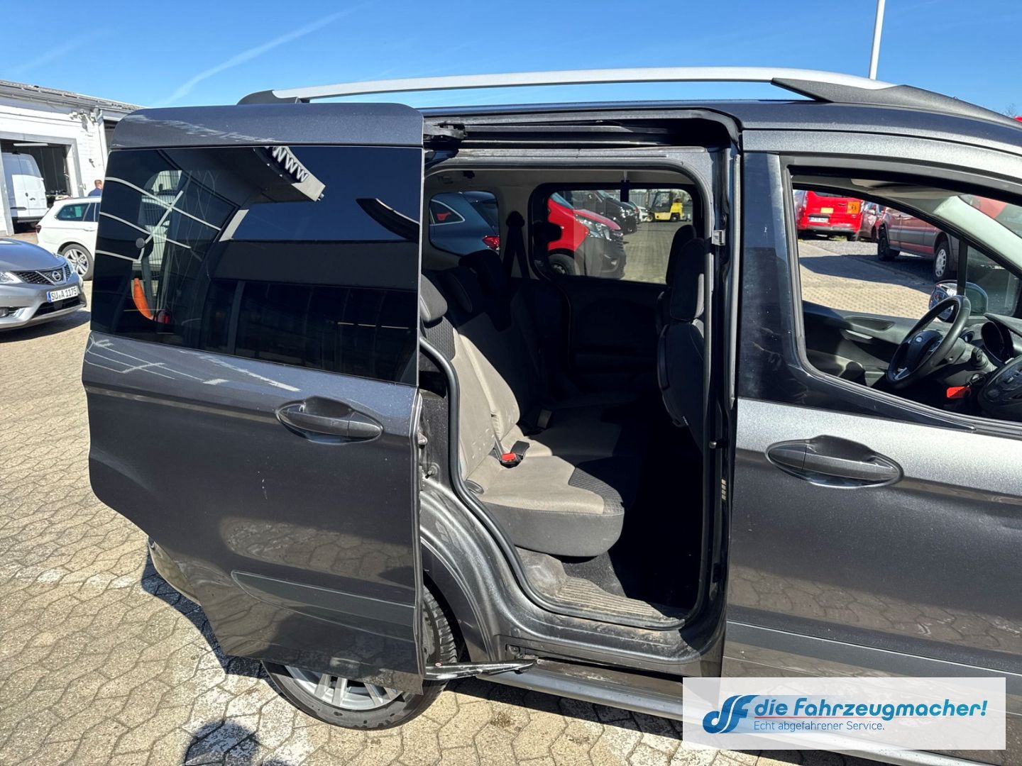 Fahrzeugabbildung Ford Tourneo Courier Titanium Mehrzonenklima *EXPORT