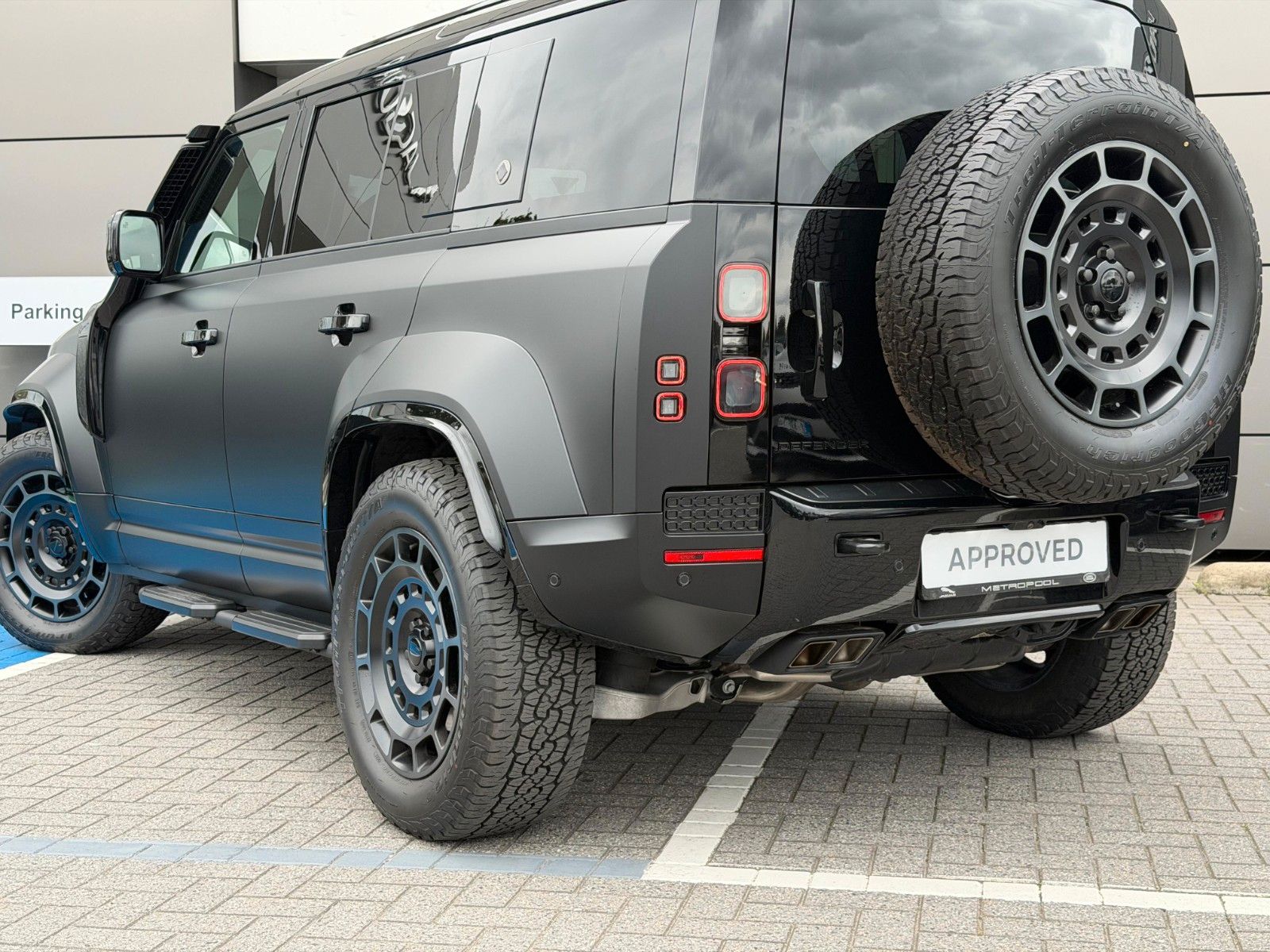 Land Rover Defender 110 OCTA Black imagem 3