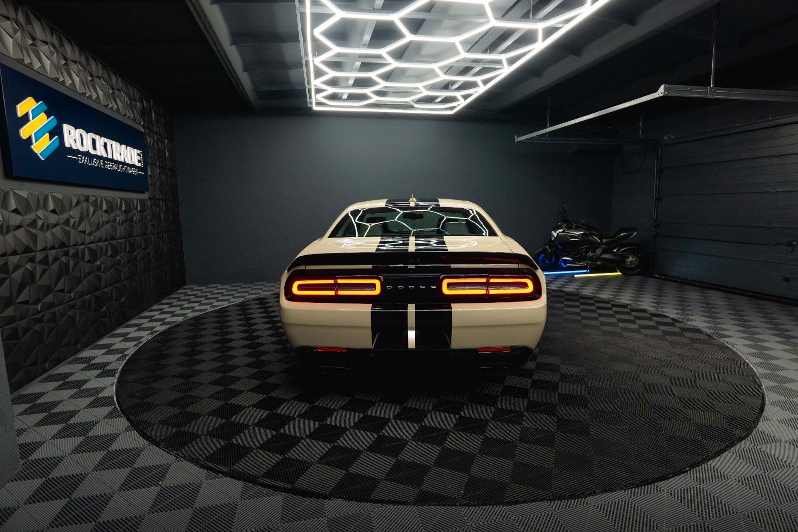 Fahrzeugabbildung Dodge Challenger 6.4 V8 SRT 392 R/T SCAT PACK WIDEBODY